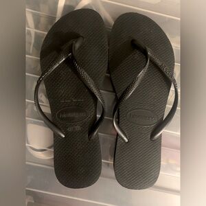 Havaianas black flip flops women’s 37-38 or 7/8 US. Like new! Offers welcome!
